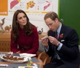 Le prince William et son épouse Catherine avec le prince Frederik et la princesse Mary de Danemark lors d'un briefing au centre d'approvisionnement de l'UNICEF à Copenhague, le 2 novembre 2011.