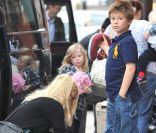 Mère au petit soin, Claudia Schiffer refait le lacet de son fils Caspar (8 ans). Londres, le 18 octobre 2011.