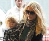 Claudia Schiffer, son mari Matthew Vaughn et deux de leurs enfants (Cosima Violet et Clementine) s\'apprêtent à emprunter l\'Eurostar. Londres, le 18 octobre 2011.