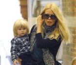 Claudia Schiffer, en <em>fashion mom</em> dans la gare de St Pancras. Londres, le 18 octobre 2011.