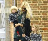Claudia Schiffer et ses trois enfants (Caspar 7 ans, Clementine 6 ans et Cosima Violet, 1 an) à Londres, le 18 octobre 2011.