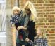 Claudia Schiffer : le top model preppy est aux petits soins pour ses enfants
