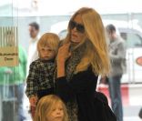 Claudia Schiffer et sa famille au grand complet entrent dans la gare de St Pancras pour prendre l\'Eurostar. Londres, le 18 octobre 2011.