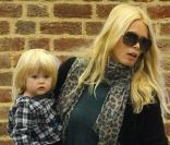 Escortée par ses deux filles, Claudia Schiffer entre dans la gare de St Pancras. Londres, le 18 octobre 2011.