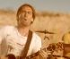Nickelback dans le clip de When we stand together . Booké pour le concert de la mi-temps du match de Thanksgiving des Detroit Lions, Nickelback se heurte à la haine féroce de milliers de supporteurs !