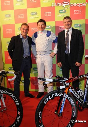 Bernard Hinault et Bernard Thévenet lors de la soirée de la 20e Coupe de France de Cyclisme à l'hippodrome de Paris-Vincennes le 4 novembre 2011.