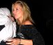 Kate Moss sort du restaurant St John's avec un verre de vin rouge à la main, à Londres le 3 novembre 2011