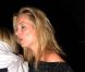Kate Moss la bouche entrouverte sort du restaurant St John's avec un verre de vin rouge à la main, à Londres le 3 novembre 2011