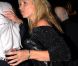 Kate Moss sort du restaurant St John's avec un verre de vin rouge à la main, à Londres le 3 novembre 2011