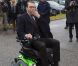L'ancien prof de fitness se ramollit drôlement ! La princesse Victoria et le prince Daniel de Suède en visite dans le comté de Västernorrland le 7 novembre 2011. La visite de l'entreprise Permobil, leader mondial de la production de biens à destination des personnes handicapées, a donné lieu à des scènes cocasses.