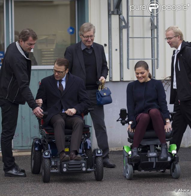 On fait la course ? La princesse Victoria et le prince Daniel de Suède en visite dans le comté de Västernorrland le 7 novembre 2011. La visite de l'entreprise Permobil, leader mondial de la production de biens à destination des personnes handicapées, a donné lieu à des scènes cocasses.