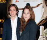 Anouchka Delon et Julien lors de l'avant-première de Rhum Express, le 8 novembre 2011, à Paris.
