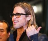 Brad Pitt devant ses fans à l\'avant-première de Moneyball au Japon, à Tokyo, le 9 novembre 2011