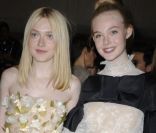 Les deux soeurs actrices Dakota et Elle Fanning, à New York, le 2 mai 2011.