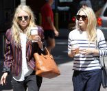 Mary-Kate et Ashley Olsen, créatrices de The Row et Elizabeth And James, à New York le 3 juin 2011.<br />