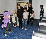Angelina Jolie et Brad quittent le Japon avec leurs six enfants. Il sse rendent au Vietnam. Le 10 novembre 2011