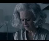 Puis vint le drame et avec lui une vie de remords... Katy Perry se laisse abîmer par les années et le chagrin, meurtrie à vie par la mort de son bien-aimé incarné par Diego Luna, dans le clip  The One That Got Away  réalisé par Floria Sigismondi.