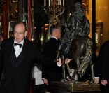 Albert de Monaco assiste au dîner annuel de l'association Amitié sans Frontières, le 14 novembre 2011, à Monaco.