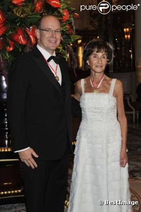 Albert de Monaco assiste au dîner annuel de l'association Amitié sans Frontières, le 14 novembre 2011, à Monaco. Régine Vardon West, présidente, est à ses côtés. 