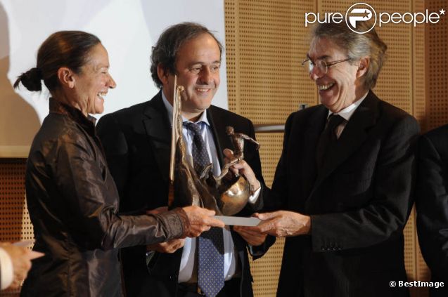Michel Platini a reçu le prix  Il Bello Del Calcio  à Milan le 14 novembre 2011 des mains de Massimo Moratti et de  Giovanna Facchetti 