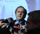 Michel Platini a reçu le prix<em> Il Bello Del Calcio</em> à Milan le 14 novembre 2011, cerné par les micros.<br />