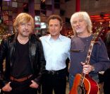 Renaud, Michel Drucker et Hugues Aufray, à Paris, le 28 avril 2004. 
