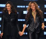 Beyoncé et sa mère Tina à l\'issue de leur défilé House of Dereon en septembre 2011<br />