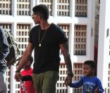 Usher se promène à Miami avec ses enfants, le 6 novembre 2011.
