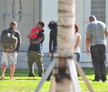 Usher se promène à Miami avec ses enfants, le 6 novembre 2011.