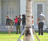 Usher se promène à Miami avec ses enfants, le 6 novembre 2011.