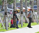 Usher se promène à Miami avec ses enfants, le 6 novembre 2011.