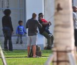 Usher se promène à Miami avec ses enfants, le 6 novembre 2011.