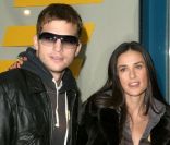 Demi Moore et Ashton Kutcher en février 2006 à Los Angeles 