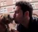 Kevin embrasse un chien dans les Anges de la télé-réalité 3, vendredi 18 novembre 2011, sur NRJ 12