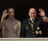Charlene et Albert de Monaco au balcon du Palais, saluent le peuple monégasque et assister à la parade militaire. Le 19 novembre, jour de la fête nationale sur le Rocher.