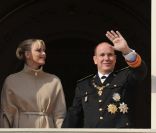 Charlene et Albert de Monaco au balcon du Palais pour saluer le peuple et assister à la parade militaire. Le 19 novembre, jour de la fête nationale monégasque.