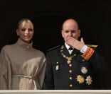 Charlene et Albert au balcon du Palais pour saluer le peuple monégasque. Le 19 novembre 2011