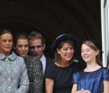 au balcon du Palais pour saluer le peuple monégasque. Le 19 novembre 2011