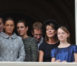 Pierre, Stéphanie, Charlotte, Andrea, Caroline et Alexandra au balcon du Palais pour saluer le peuple monégasque. Le 19 novembre 2011