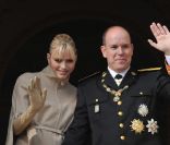 Le couple princier au balcon du Palais pour saluer le peuple monégasque. Le 19 novembre 2011
