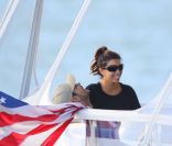 Eva Longoria et son chéri Eduardo Cruz font une petite virée en mer. A Miami le 19 novembre 2011