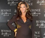 Plus radieuse que jamais, Beyoncé affiche ses formes de femme enceinte à New York, le 20 novembre 2011.