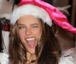 Alessandra Ambrosio, sublime, dans la boutique Victoria's Secret d'Herald Square à New York le 21 novembre 2011  