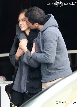 Jessica Alba et son époux Cash Warren en plein élan de tendresse ont profité d'une belle journée à Los Angeles le 23 novembre 2011