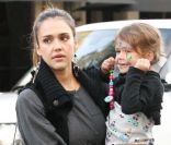 Jessica Alba en famille a profité d'une belle journée à Los Angeles le 23 novembre 2011