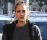 Jessica Alba dans un look peu probable a profité d'une belle journée à Los Angeles le 23 novembre 2011