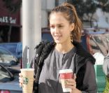 Jessica Alba lors d'une pause familiale à L.A le 23 novembre 2011