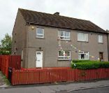 Susan Boyle devant la maison où elle a toujours vécu à Blackburn et qu\'elle ne veut plus quitter, le 13 juin 2011.