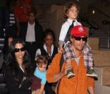 Matthew McConaughey, Camila Alves : derrière leurs lunettes, ils se la jouent incognito avec leurs enfants lorsqu\'ils arrivent à l\'aéroport de Los Angeles International après avoir pris l\'avion de la Nouvelle-Orléans le 25 novembre 2011