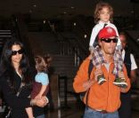 Matthew McConaughey, Camila Alves : en famille avec leurs adorables bambins Levi et Vida lorsqu\'ils arrivent à l\'aéroport de Los Angeles International après avoir pris l\'avion de la Nouvelle-Orléans le 25 novembre 2011